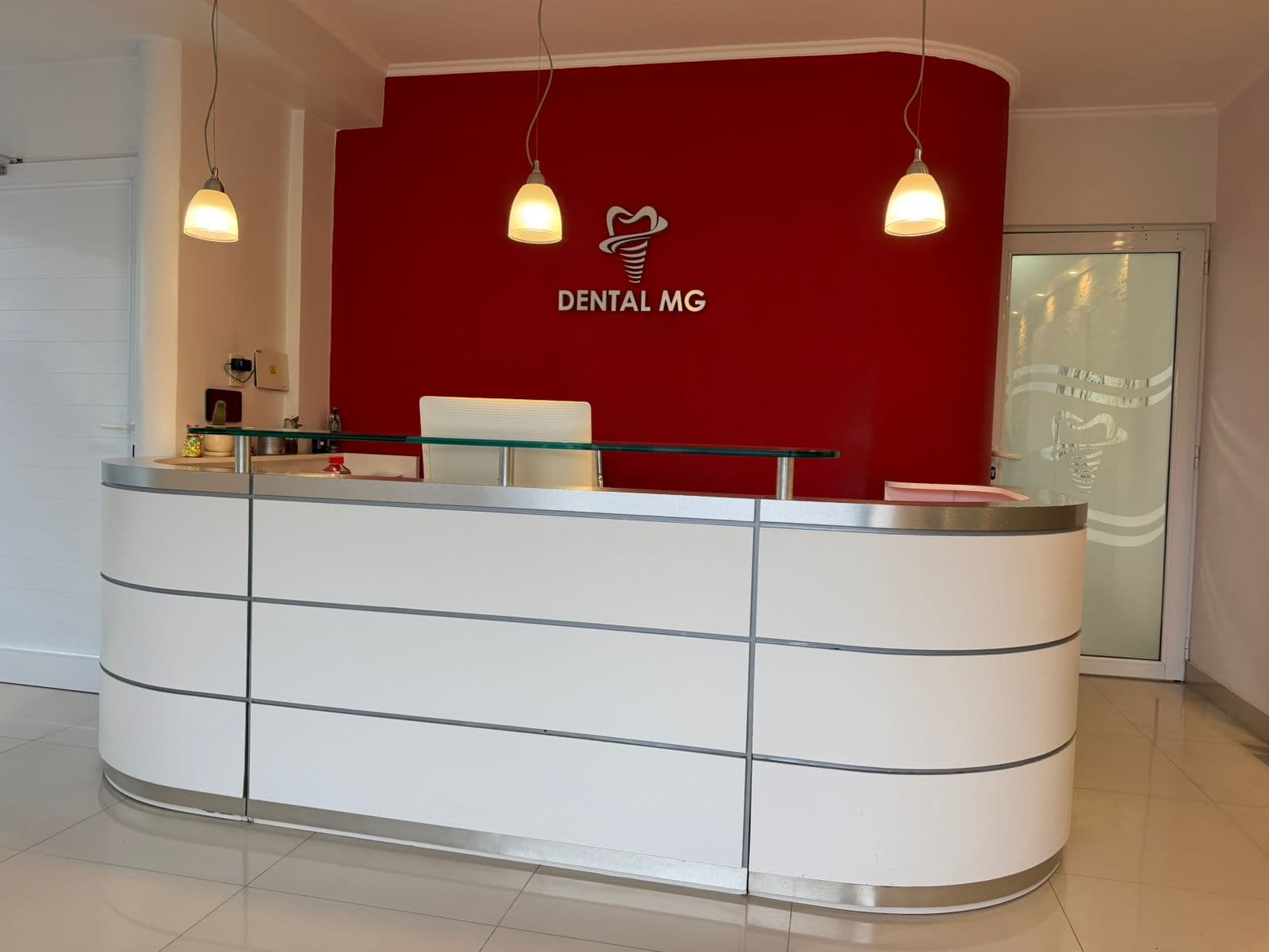 Muro bordó con el branding del consultorio en la recepción