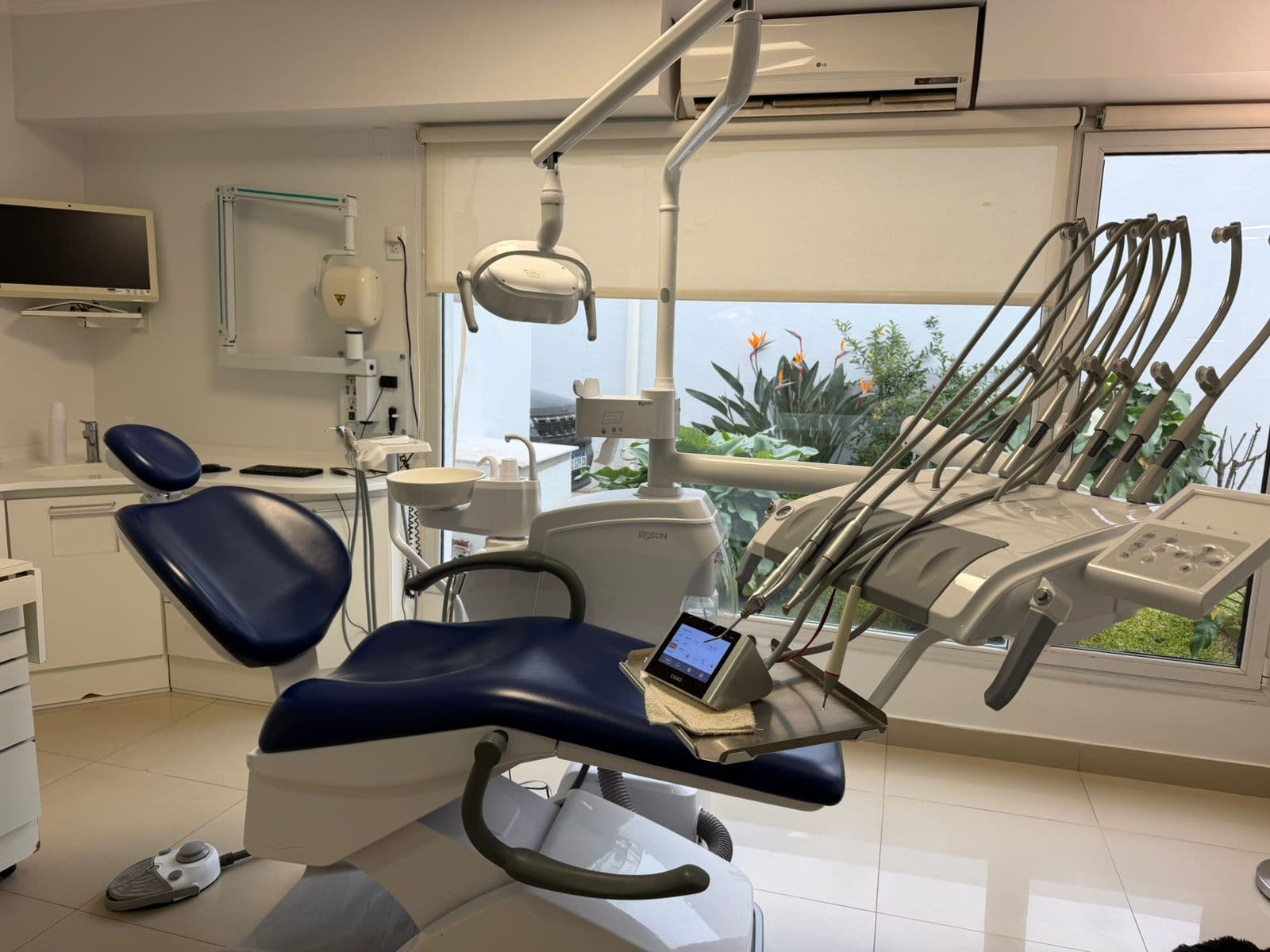 Sala de atención odontológica luminosa y equipada